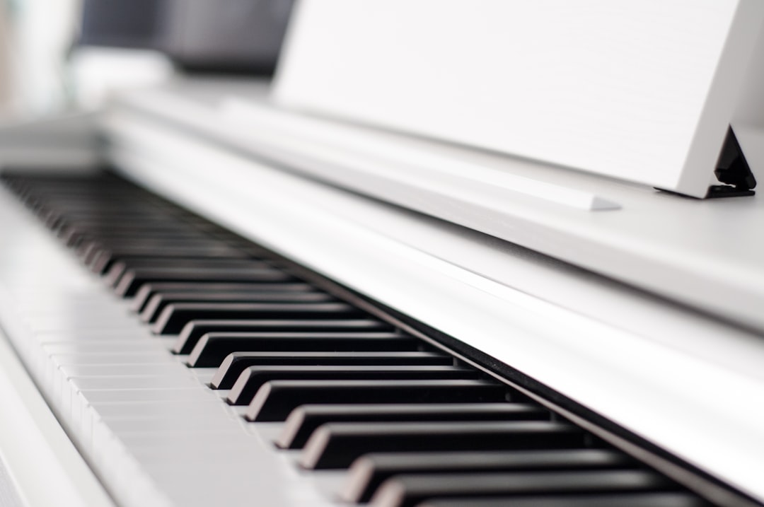 gallery-3 black-and-white-piano-sgs3o-aqffk